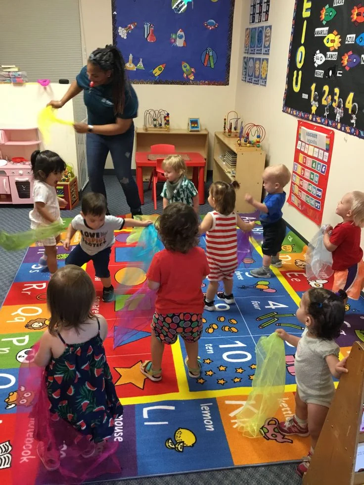 Recreadora conduzindo brincadeira em movimento com crianças